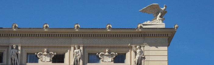 Adlerstatue am Gebäude der Juristischen Fakultät