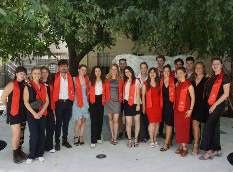 Licence-Abschlussbild des BerMüPa-Jahrgangs 2022/23 im Innenhof der Université Panthéon-Assas.PNG