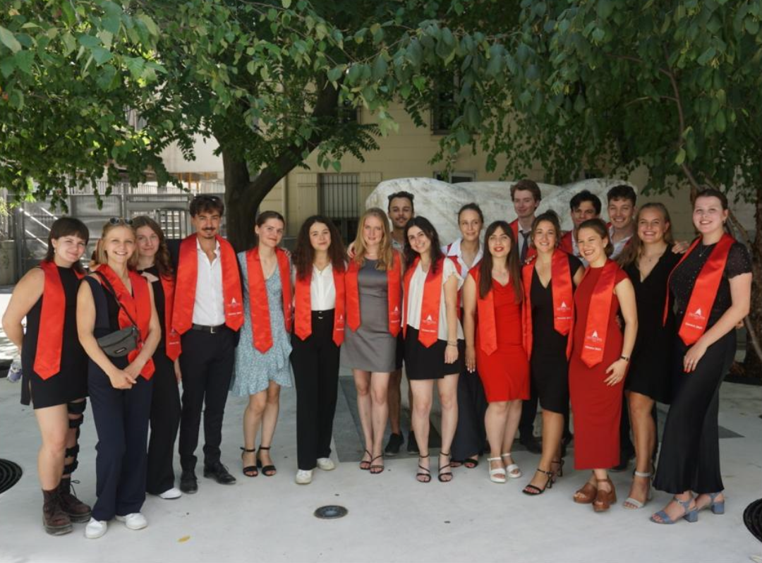 Licence-Abschlussbild des BerMüPa-Jahrgangs 2022/23 im Innenhof der Université Panthéon-Assas.PNG
