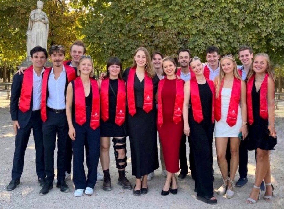 Licence-Abschlussbild des BerMüPa-Jahrgangs 2022/23 im Jardin de Luxembourg.jpg