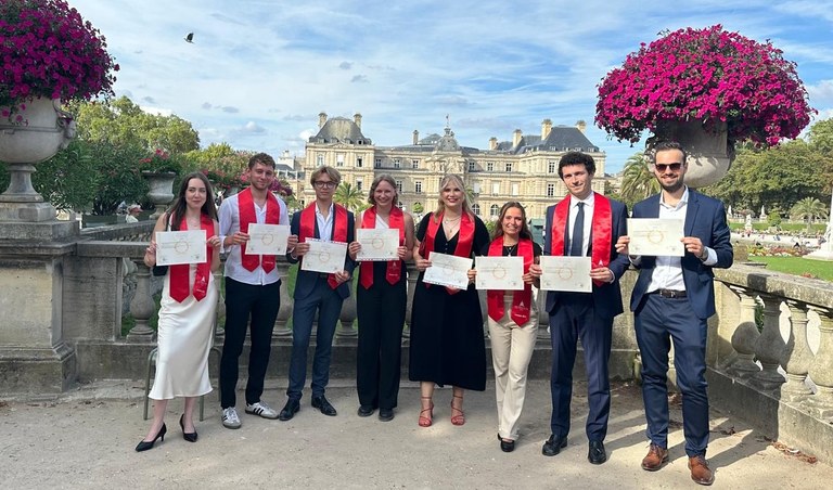 Licence-Abschlussbild der BerMüPa-Jahrgangs 2023:24 im Jardin de Luxembourg, Paris.jpeg