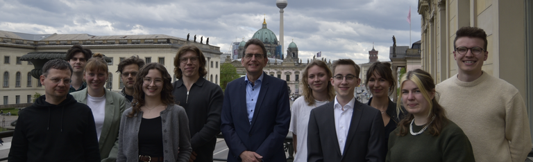 Lehrstuhlfoto_April-2025.png